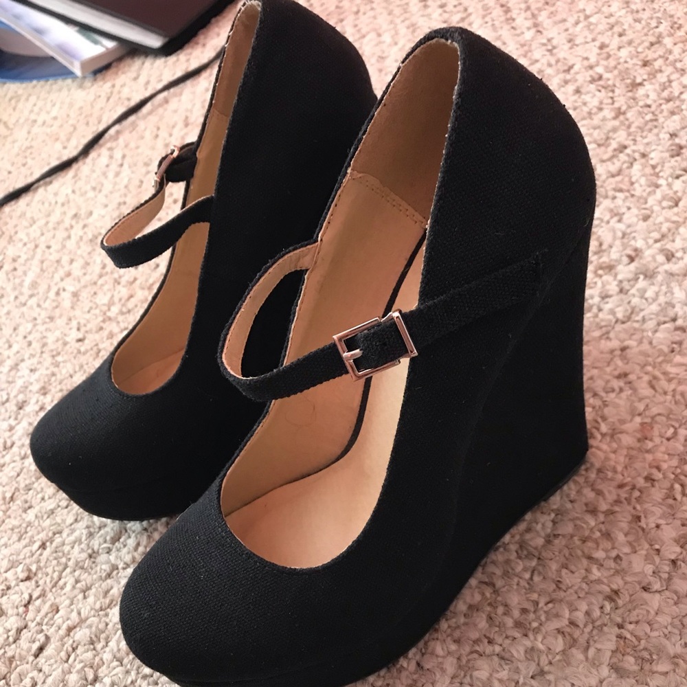 Black wedges